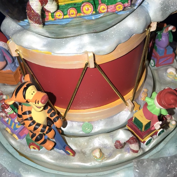 Winnie the Pooh Snow Globe - Picture 4 of 11